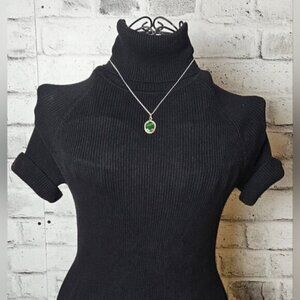 Green Polished Stone Pendant Necklace on Silvertone Chain – Vintage Style